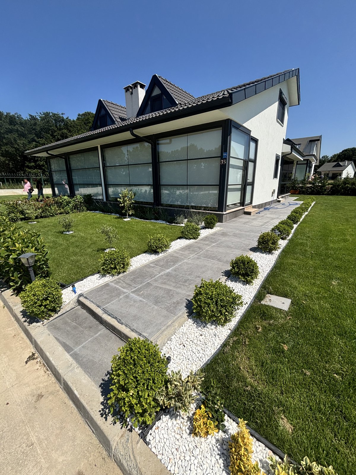 Villa bahçesi genel peyzaj görünümü